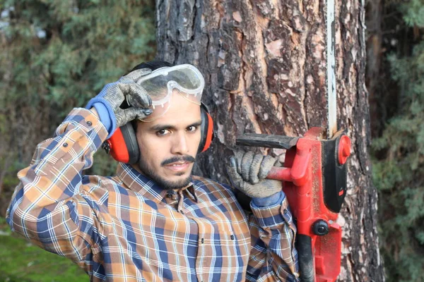 Bıyıklı yakışıklı genç adamın yakın plan portresi testereli oduncu