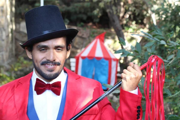 马戏团帐篷前穿着红色服装的英俊马戏团魔术师的肖像 — 图库照片