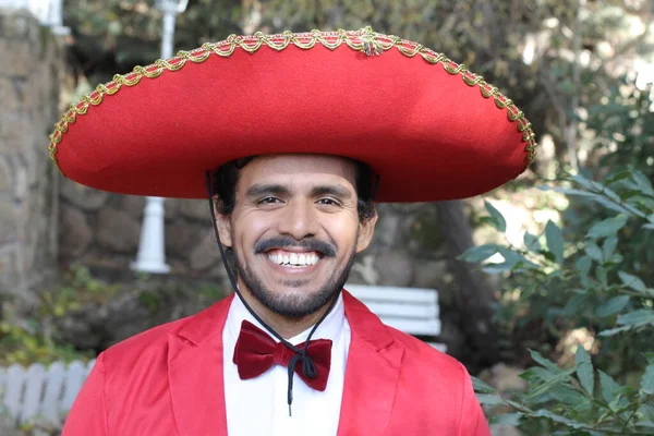 Retrato Homem Latino Bonito Traje Vermelho Sombrero Rua — Fotografia de Stock