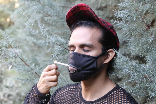 Közeli Kép Egy Jóképű Fiatalemberről Hálóingben Maszkban Aki Cigarettázik Szabadban — Stock Fotó