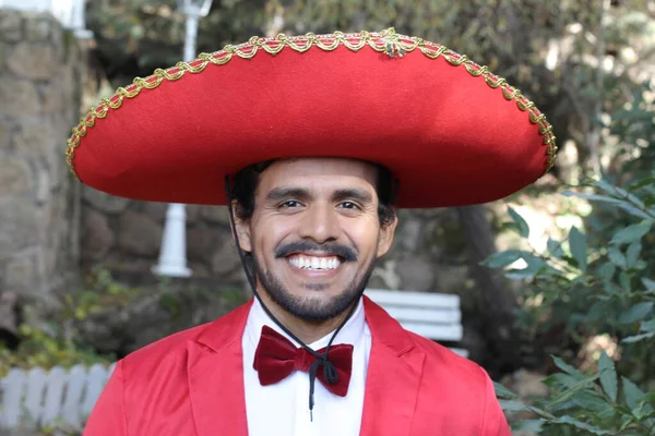 Retrato Homem Latino Bonito Traje Vermelho Sombrero Rua — Fotografia de Stock