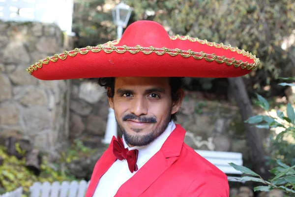 Retrato Homem Latino Bonito Traje Vermelho Sombrero Rua — Fotografia de Stock