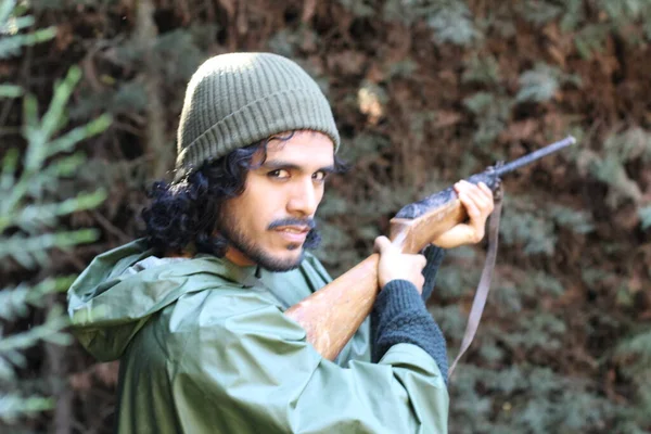 Retrato Livre Jovem Caçador Com Rifle Floresta — Fotografia de Stock