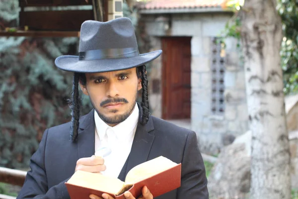Primer Plano Retrato Joven Rabino Guapo Sombrero Tradicional Con Tanakh — Foto de Stock