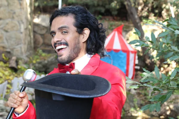 Retrato Mago Circo Guapo Disfrazado Rojo Delante Una Carpa Circo —  Fotos de Stock