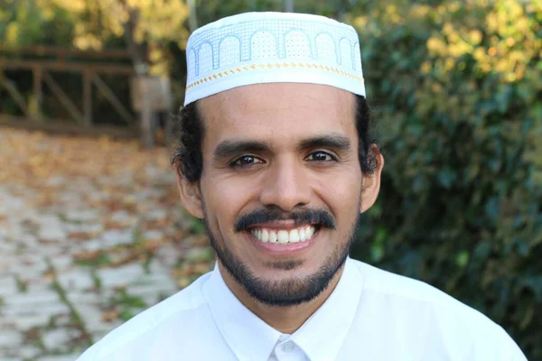 Retrato Cerca Del Joven Guapo Con Bigote Camisa Blanca Gorra — Foto de Stock