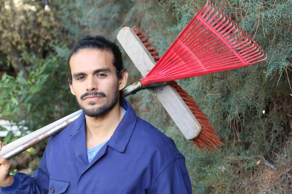 Close Portret Van Knappe Jonge Tuinman Met Gereedschap Natuur — Stockfoto