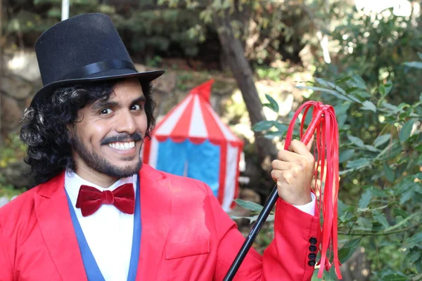 サーカステント前の赤い衣装を着たハンサムなサーカス魔術師の肖像画 — ストック写真