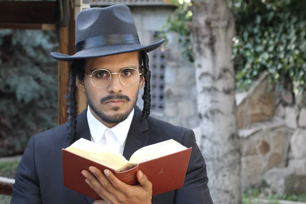 Ritratto Ravvicinato Bel Giovane Rabbino Cappello Tradizionale Con Tanakh Sfondo — Foto Stock