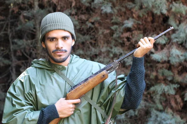 Retrato Livre Jovem Caçador Com Rifle Floresta — Fotografia de Stock