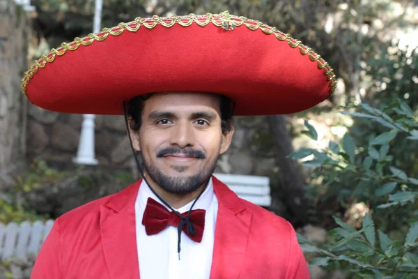 Portrét Pohledného Latinskoamerického Muže Červeném Kostýmu Sombrero Ulici — Stock fotografie