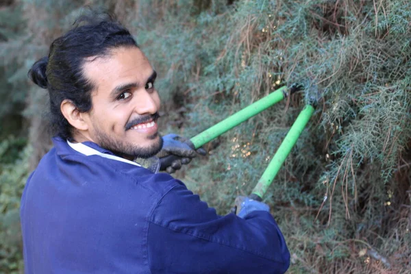 Primer Plano Retrato Joven Jardinero Guapo Con Tijeras Cortando Arbustos —  Fotos de Stock