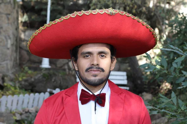Retrato Hombre Latino Guapo Traje Rojo Sombrero Calle — Foto de Stock