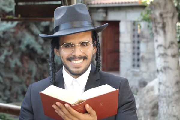 Primer Plano Retrato Joven Rabino Guapo Sombrero Tradicional Con Tanakh — Foto de Stock