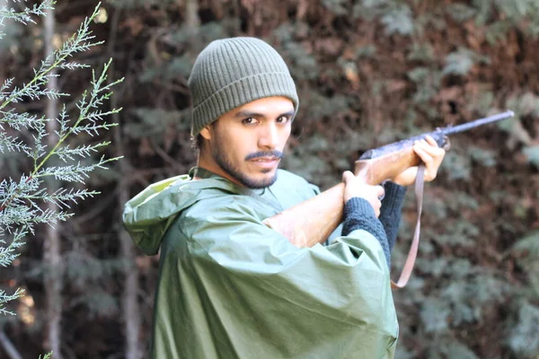 Retrato Livre Jovem Caçador Com Rifle Floresta — Fotografia de Stock