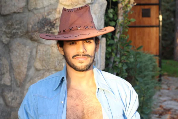 Nahaufnahme Porträt Eines Hübschen Jungen Mannes Mit Schnurrbart Und Cowboyhut — Stockfoto