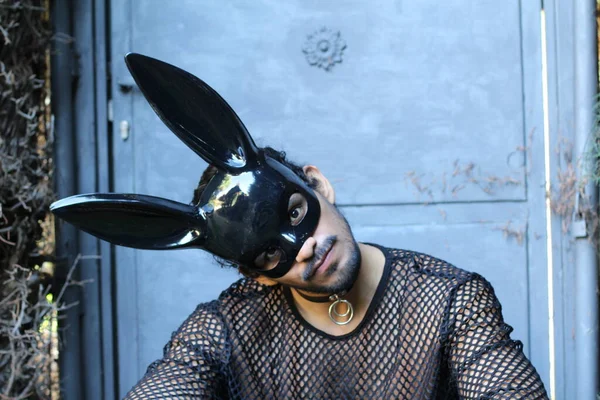 Gömlekli Açık Havada Siyah Tavşan Maskeli Yakışıklı Genç Adamın Yakın — Stok fotoğraf