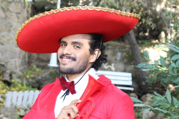 Retrato Homem Latino Bonito Traje Vermelho Sombrero Rua — Fotografia de Stock