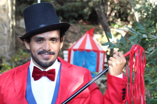 马戏团帐篷前穿着红色服装的英俊马戏团魔术师的肖像 — 图库照片