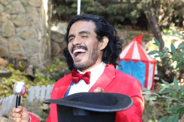 サーカステント前の赤い衣装を着たハンサムなサーカス魔術師の肖像画 — ストック写真