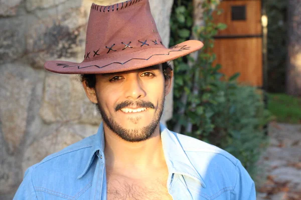 Taş Duvarın Önündeki Kovboy Şapkalı Yakışıklı Genç Adamın Yakın Plan — Stok fotoğraf