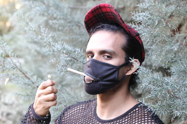 Close Retrato Belo Jovem Camisa Net Máscara Fumar Cigarro Livre — Fotografia de Stock