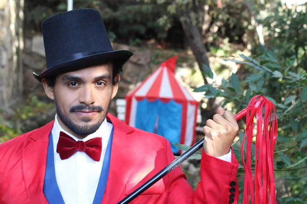 Retrato Mago Circo Guapo Disfrazado Rojo Delante Una Carpa Circo —  Fotos de Stock