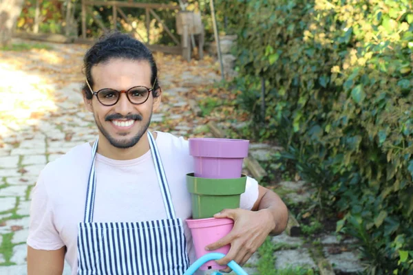 Close Retrato Belo Jovem Jardineiro Avental Com Bigode Óculos Segurando — Fotografia de Stock