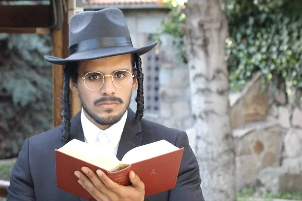 Portrait Gros Plan Beau Jeune Rabbin Chapeau Traditionnel Avec Tanakh — Photo
