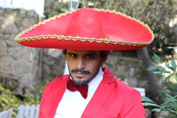 Retrato Homem Latino Bonito Traje Vermelho Sombrero Rua — Fotografia de Stock