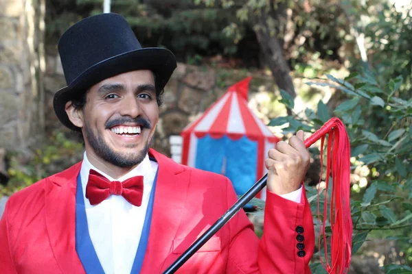 Ritratto Bel Mago Del Circo Costume Rosso Davanti Alla Tenda — Foto Stock