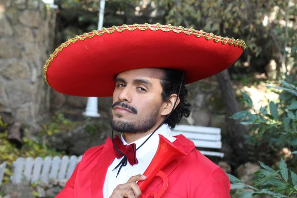 Portret Van Knappe Latijnse Man Rood Kostuum Sombrero Straat — Stockfoto