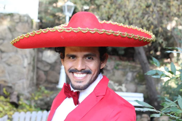 Kırmızı Kostümlü Yakışıklı Latin Adam Portresi Sokakta Sombrero — Stok fotoğraf
