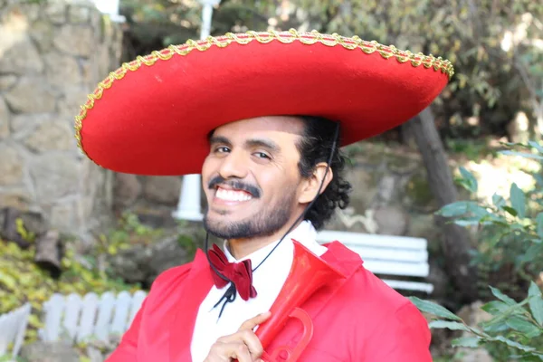 Retrato Homem Latino Bonito Traje Vermelho Sombrero Rua — Fotografia de Stock