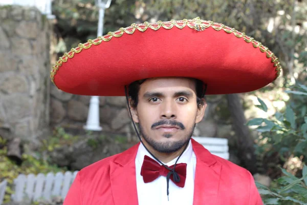 Portrait Bel Homme Latin Costume Rouge Sombrero Dans Rue — Photo