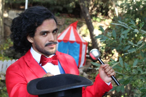 Retrato Mago Circo Guapo Disfrazado Rojo Delante Una Carpa Circo —  Fotos de Stock