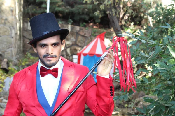 Retrato Belo Mágico Circo Traje Vermelho Frente Tenda Circo — Fotografia de Stock