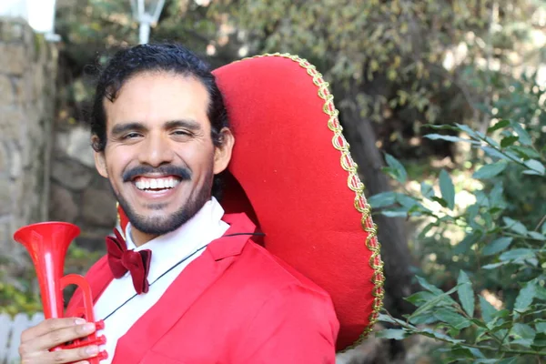 Portret Van Knappe Latijnse Man Rood Kostuum Sombrero Straat — Stockfoto