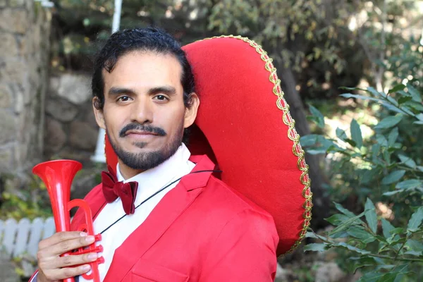 Portret Van Knappe Latijnse Man Rood Kostuum Sombrero Straat — Stockfoto