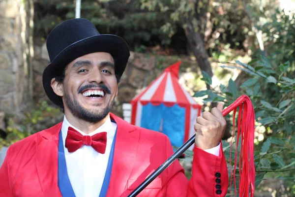 Ritratto Bel Mago Del Circo Costume Rosso Davanti Alla Tenda — Foto Stock