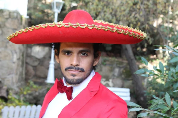 Potret Pria Latin Tampan Dengan Kostum Merah Dan Sombrero Jalan — Stok Foto
