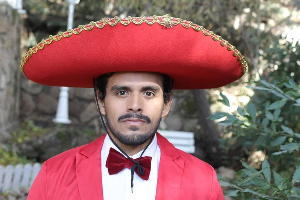 Portrét Pohledného Latinskoamerického Muže Červeném Kostýmu Sombrero Ulici — Stock fotografie