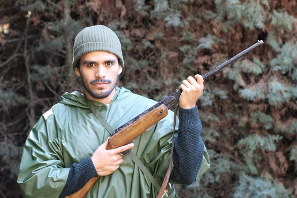 Retrato Livre Jovem Caçador Com Rifle Floresta — Fotografia de Stock