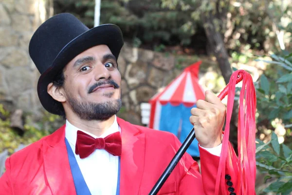 Ritratto Bel Mago Del Circo Costume Rosso Davanti Alla Tenda — Foto Stock