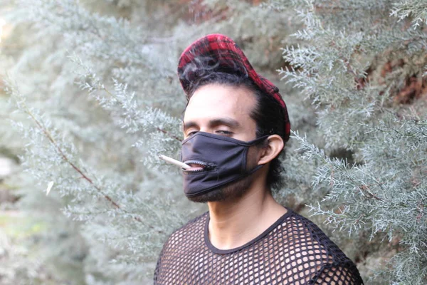 Zbliżenie Portret Przystojny Młody Mężczyzna Netto Koszula Maska Palenie Papieros — Zdjęcie stockowe