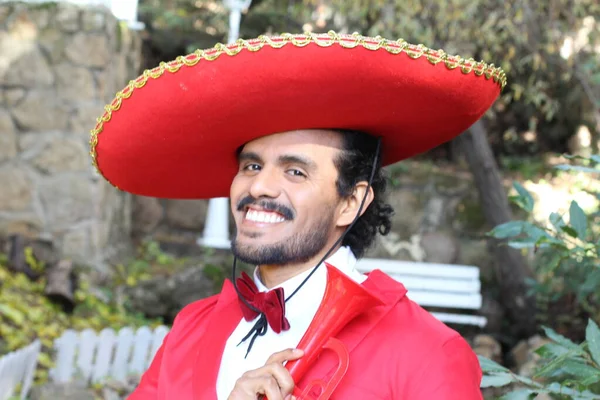 Portrait Bel Homme Latin Costume Rouge Sombrero Dans Rue — Photo