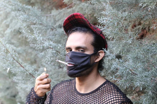 Primer Plano Retrato Joven Guapo Camisa Red Máscara Fumar Cigarrillo — Foto de Stock