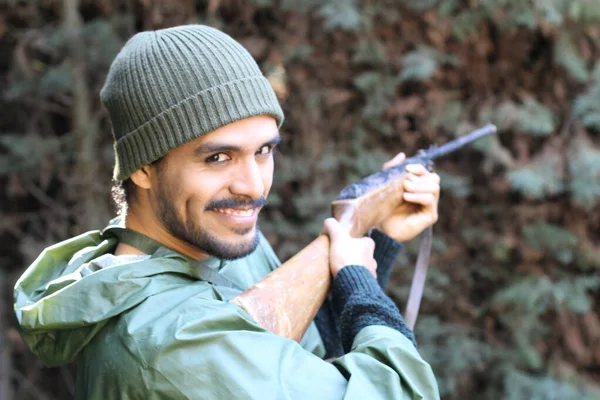 Retrato Aire Libre Del Joven Cazador Pie Con Rifle Bosque — Foto de Stock