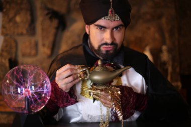 Sihirli lambayla sakallı müslüman adamın yakın plan portresi.