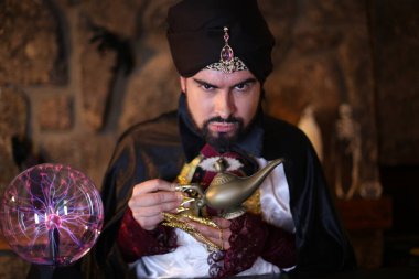 Sihirli lambayla sakallı müslüman adamın yakın plan portresi.